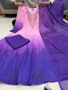 Conjunto de pantalón y kurti acampanado de gasa con bordado en el cuello, estilo Anarkali, en tono ombre rosa y morado, ropa étnica india y pakistaní, de moda. - Product Image 3