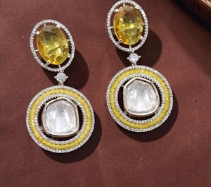 Boucles d'oreilles élégantes en laiton plaqué argent de qualité supérieure, avec breloques classiques et zircon, pour femmes, pour mariage et soirées, ÉCLATS EXCEPTIONNELS - Product Image 2