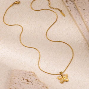 Collar con colgante de mariposa para mujer en acero inoxidable 304 con revestimiento chapado en oro de 18 quilates e incrustaciones de perlas con cadena de serpiente. - Product Image 3