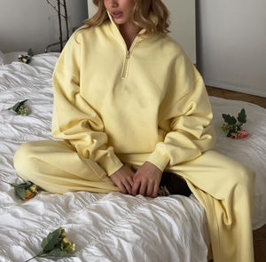 Ensemble décontracté pour femme : Sweat-shirt demi-zip jaune pastel et pantalon large en molleton respirant de couleur unie, poids moyen - Product Image 2