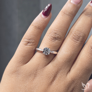 Bague solitaire en diamant de laboratoire de 1 carat, design à tige cintrée, or blanc 10 carats, certifiée IGI, bague de fiançailles ou d'anniversaire brillante - Product Image 4