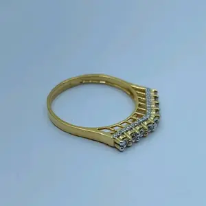 Bague d'anniversaire rectangulaire en or 22 carats avec rubis et motif symétrique, bague trio de luxe en or massif avec rubis et zircons cubiques - Product Image 1