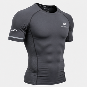 เสื้อรัดกล้ามเนื้อแขนสั้น Warpro สำหรับผู้ชาย แห้งเร็ว ผลิตจากผ้าสแปนเด็กซ์และโพลีเอสเตอร์ เหมาะสำหรับออกกำลังกาย มีโลโก้ด้านหน้า ไซส์ M สำหรับผู้ใหญ่ - Product Image 3