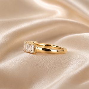 Bague en diamant de laboratoire taille émeraude |   Bague d'éternité en or 14 carats |   Bijoux de mariage en diamant créé en laboratoire |   Cadeau de bijoux fins de luxe - Product Image 2