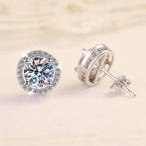 Pendientes de Diamantes Moissanite con Diseño Elegante en Plata de Ley 925 para Fiestas de Compromiso, Aniversarios y Cumpleaños - Product Image 1