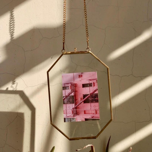 Cadre photo suspendu en verre transparent avec bordure en laiton de forme octogonale, décoration de fleurs pressées, finition dorée, prix le plus bas, décoration pour la maison - Product Image 2