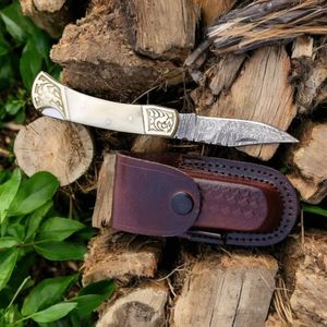 Couteaux de chasse pliants uniques à manche courbé avec lame à motif Damas, accents en laiton doré et étui de protection en cuir marron - Product Image 1