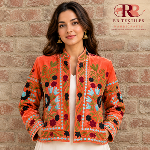 Chaqueta de algodón acolchada de terciopelo tejida a mano con bordado Suzani para mujer |   Estilo Bohemio Invernal, Floral, Vintage, Étnico, Diseño Indio - Product Image 3