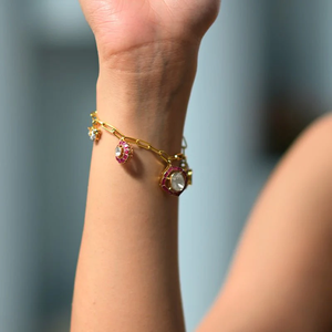 Pulsera con Dijes Bloomsong, Elegante Pulsera con Dijes de Inspiración Floral con Delicados Dijes con Temática de Flores, Artesanía de Primera Calidad - Product Image 3