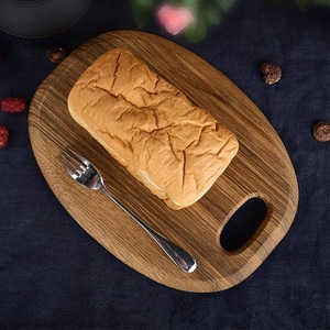 Planche à découper en bois d'acacia de forme ovale avec poignée facile à saisir, surface sûre pour les couteaux, idéale pour la découpe quotidienne, le service et l'utilisation en cuisine - Product Image 3