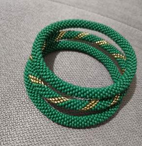 Bracelet en perles de verre spirales vert-or de haute qualité, tressé à la main au Népal, accessoires de bijoux faits à la main - Product Image 1