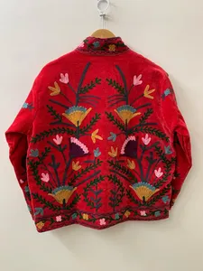 Chaqueta de terciopelo rojo hecha a mano, abrigo vintage bordado Suzani, abrigo floral con bordado Crewel para mujer, ropa de abrigo bohemia chic para invierno - Product Image 2
