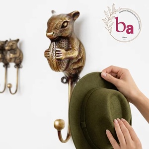 Patère murale en laiton antique motif écureuil, décoration rustique, porte-manteau en métal, design animal de dessin animé, crochet simple - Product Image 2