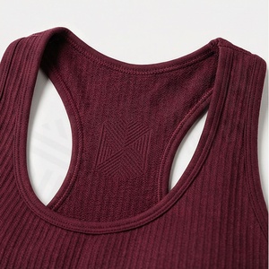 Conjunto de yoga acanalado sin costuras para mujer, sujetador deportivo tipo racerback color borgoña y leggings de cintura alta, ropa deportiva de 2 piezas - Product Image 4