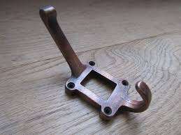 ตะขอแขวนเสื้อเหล็กหล่อสีดำสำหรับโรงเรียน ตะขอแขวนผนังทองเหลืองสีดำ มีจำหน่ายในราคาขายส่ง - Product Image 2