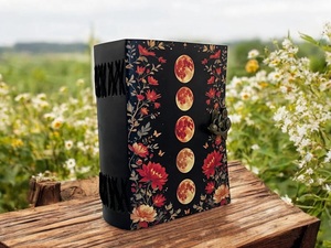 สมุดบันทึกปกดอกไม้ลายดวงจันทร์ Herb Heritage หน้ากระดาษสีทอง ตัวล็อคโลหะ เย็บเข้าเล่มด้วยมือ ปกหนังสีดำ สมุดวาดภาพ - Product Image 4