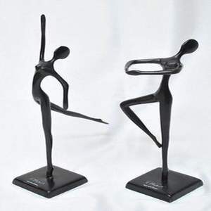 Sculpture en aluminium coulé conçue pour les intérieurs modernes, avec un équilibre artistique raffiné et une élégance métallique. - Product Image 3