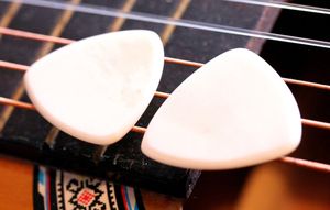 Lot de 2 plectres en os de buffle - Forme triangulaire traditionnelle de 2 mm - Sensation et sonorité terreuses - Guitare acoustique, mandoline, ukulélé - Product Image 3