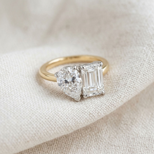 แหวนหมั้นเพชรและมรกตทรงคลาสสิกสองเม็ดทองคำขาว 18K สำหรับผู้หญิง ได้รับการรับรองจาก IGI เหมาะสำหรับงานแต่งงานและเป็นของขวัญ - Product Image 4