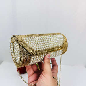 Bolso de mano con eslinga de noche dorada de gama alta, artesanías modernas de Metal pulido con patrón texturizado intrincado y base metálica dorada - Product Image 4