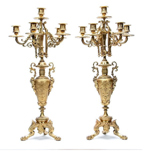 Candelabro alto y ornamentado, bañado en oro, con columnas acanaladas detalladas y brazos curvos, disponible a precios de mayorista. - Product Image 5