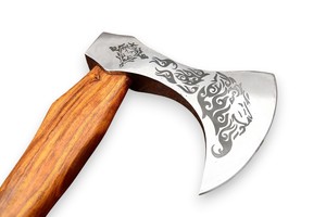Hacha Vikinga de Acero al Carbono Forjada a Mano, Mango de Madera de Palisandro Personalizado OEM, Hacha con Cuchilla Afilada y Funda de Cuero, Hacha para Camping y Bushcraft - Product Image 4