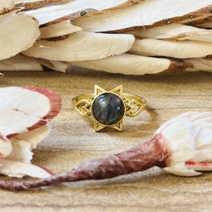 Nouvelle Collection : Bague Étoile Céleste en Labradorite, Bijou Bohème en Laiton Plaqué Or 18K pour Femme, Bague Délicate Étoile Tendance, Vente en Gros - Product Image 1