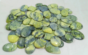 Radha Arts - Gemas de Serpentina Verde Pulida de Forma Libre, Cabujones Facetados, Cristales Curativos, 20-35mm, Venta al por Mayor a Granel - Product Image 5