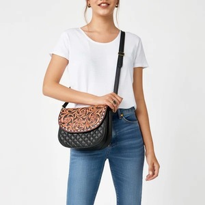 Sac à bandoulière noir en cuir véritable 100% fait main, orné de motifs floraux sculptés, pour femme, toutes saisons - Product Image 2