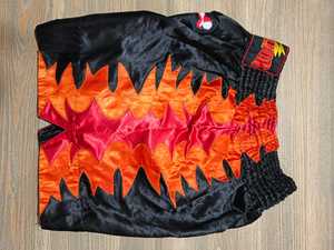 Shorts de Muay Thai respirants, très vendus, en tissu doux et confortable pour les arts martiaux, la salle de sport et les séances d'entraînement. - Product Image 5