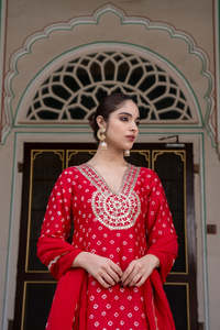 ชุดคุรตะผ้ามัสลินสีแดงทับทิมสำหรับผู้หญิง ดีไซน์เนอร์แวร์ ผ้ามัสลินปักลายโกต้าปาตี พร้อมลายพิมพ์บันเดจ คุรตะพร้อมผ้าโดติและผ้าดูพัตตา - Product Image 3