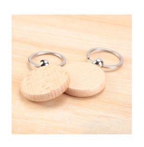 Porte-clés en bois en forme de maison avec anneau métallique, finition naturelle - Product Image 4