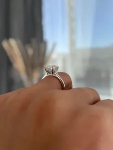 Anillo de Compromiso Clásico Tishya Diamond de 3.1 Quilates, Corte Cojín Alargado, Diamante Cultivado en Laboratorio, Color E, Corte Catedral, Oro Blanco de 14K, Certificado IGI - Product Image 3