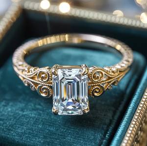 Anillo de Compromiso y Boda de Plata 925 Chapado en Oro de 18K con Moissanita Corte Esmeralda Estilo Antiguo para Ella - Product Image 3