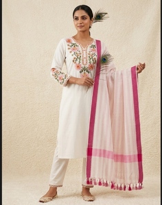 Ensemble Kurti Pantalon Dupatta pour femmes, broderie florale blanche, vêtements ethniques indiens pakistanais pour mariage et fête - Product Image 1