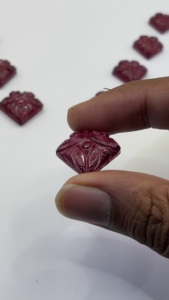 Pyramide florale sculptée en rubis rouge créé en laboratoire |   Rubis synthétique sculpté à la main, forme carrée, cabochon |   Pierre précieuse de rubis en vrac pour bijoux M - Product Image 3