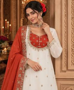 Costume Anarkali en soie brodée blanche avec dupatta orange, tenue traditionnelle indienne et pakistanaise pour femmes, pour les mariages. - Product Image 3