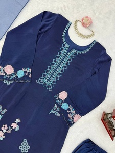 Kaftan traditionnel bleu en soie brodée pour femme, coupe ample, robe décontractée, provenant d'un fournisseur indien - Product Image 6