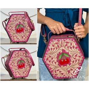 Sac bandoulière western en cuir véritable artisanal, motif cerise, forme hexagonale unique, pour femmes. - Product Image 1