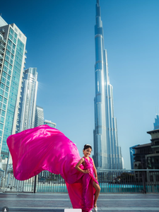 Impresionante Chica Posando en un Vibrante Vestido de Satén Magenta con un Lujoso Vestido Largo de Seda Fluida - Product Image 3