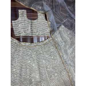 Ropa de boda de diseñador bellamente codificada Lehenga Choli con trabajo de secuencia - Product Image 3