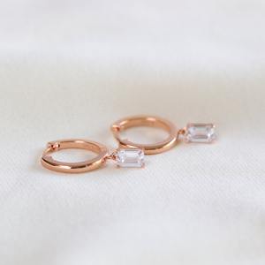 Pendientes Colgantes Minimalistas de Oro Rosa Sólido de 14K con Diamante de Laboratorio Corte Esmeralda para Mujer - Regalo para Fiestas y Uso Diario - Product Image 3