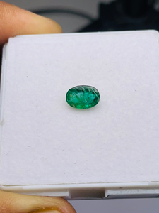 Esmeralda Natural de Zambia, Corte Ovalado, 1.53 Quilates, Gema de Grado AAA, Certificada por IGI, Buena Calidad, Lustre Excelente, Bonito Color Verde - Product Image 5