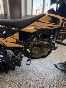 Husqvarna 450 d'occasion de 2019, équipée d'un kit de motoneige MTN.TOP (C3) de 2023, 80 heures d'utilisation, livrée avec pièces d'origine et manuel. Achetez maintenant. - Product Image 3