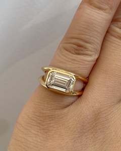 Anillo de Compromiso y Boda de Alta Calidad con Zirconia de 2.50 Quilates, Corte Esmeralda, Oro Blanco de 14K, Engaste de Puntas, Joyería Moderna para Fiestas - Product Image 3