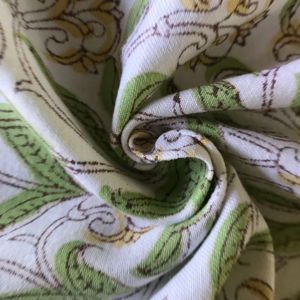 Tela de Algodón Estampada a Mano – Elegante Diseño Floral de Hojas en Base Natural |   Venta al por Mayor de Textiles Indios - Product Image 2