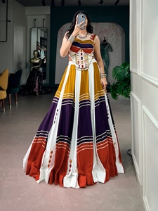 Tela de rayón suave adornada con trabajo de espejos y acabado de encaje Gota Patti con borlas, especial para Navratri, lehenga lista para usar. - Product Image 1