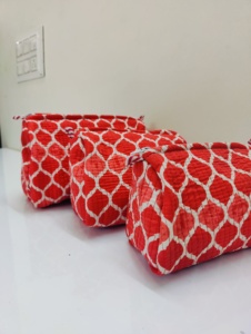 Bolsa de Cosméticos Acolchada con Diseño de Diamantes Rojos, Tamaño Mediano, Cierre de Cremallera, Estuche Portátil para Maquillaje, Estilo Moderno, Bolsa Textil - Product Image 1