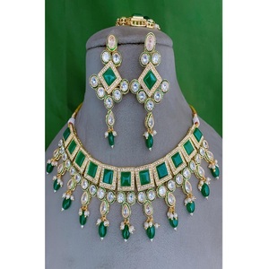 ชุดสร้อยคอ Kundan ชุบทองมีระดับต่างหูและ Tikka สำหรับผู้หญิงเครื่องประดับดีไซเนอร์สำหรับงานแต่งงานและงานปาร์ตี้ - Product Image 1