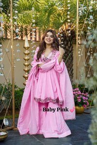 Ensemble Kurti Chinon de créateur lourdement orné avec broderie et dupatta - Product Image 2